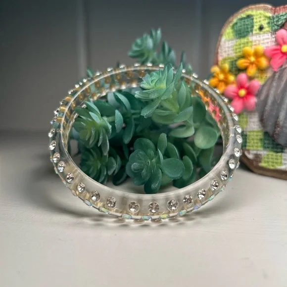 Vintage Lucite Bangle Bracelet - Picture 4 of 13